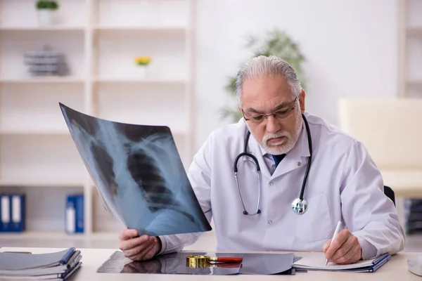 Vecchio Medico Radiologo Che Lavora Ospedale — Foto Stock