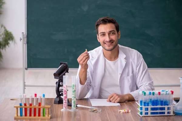 Young Chemist Front Green Board — Foto Stock