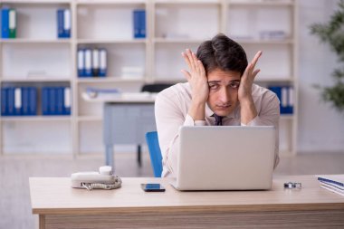 Ofiste çalışan genç bir çalışan.