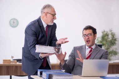 Ofiste çalışan iki meslektaşım.