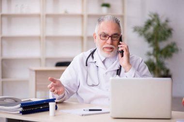 Teletıp konseptinde yaşlı bir doktor.