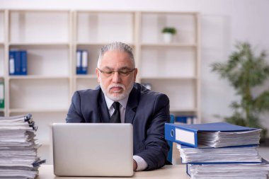 Eski çalışanım ve ofiste çok işim var.