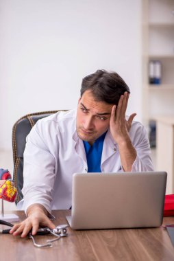 Klinikte çalışan genç bir doktor.