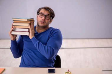 Sınıfta sınava hazırlanan genç bir öğrenci.