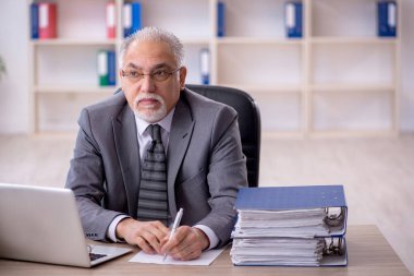 Ofiste çalışan eski bir işadamı.