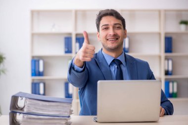 İş yerinde çalışan genç bir çalışan.