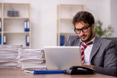 Genç işadamı ofisteki aşırı işten memnun değil.