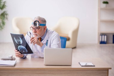 Hastanede çalışan yaşlı doktor otolog.