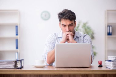 İş yerinde çalışan genç bir çalışan.