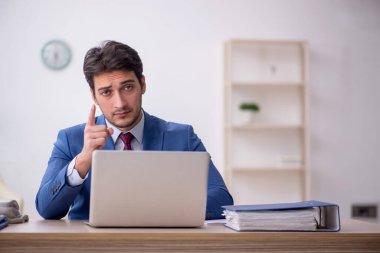 İş yerinde çalışan genç bir çalışan.