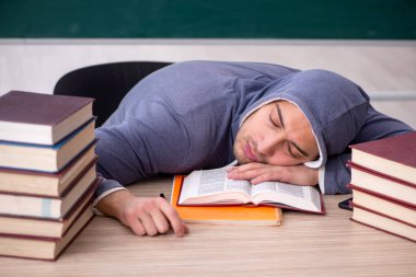 Sınıfta oturan genç öğrenci.