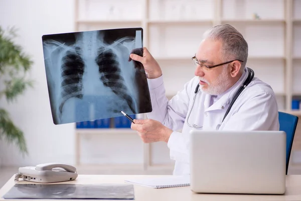 Gammal Röntgenläkare Som Arbetar Sjukhuset — Stockfoto