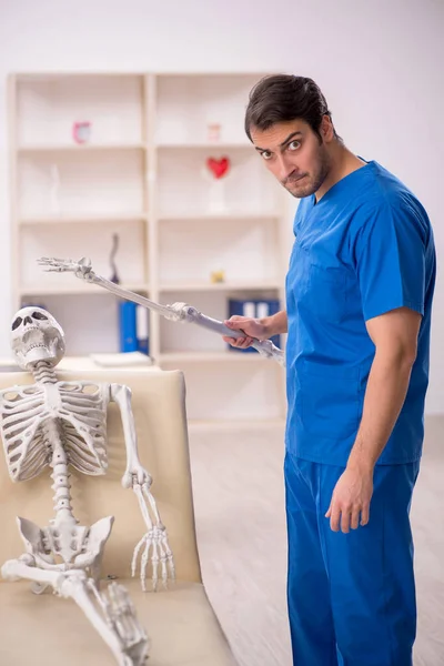 Young Doctor Skeleton Patient Hospital — Foto de Stock