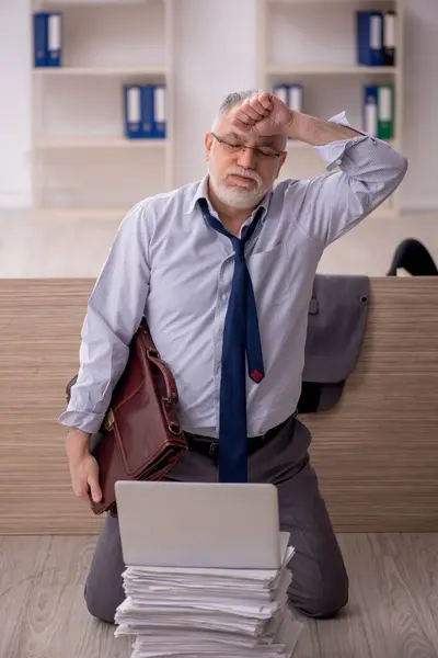 Viejo Empleado Negocios Demasiado Trabajo Oficina — Foto de Stock