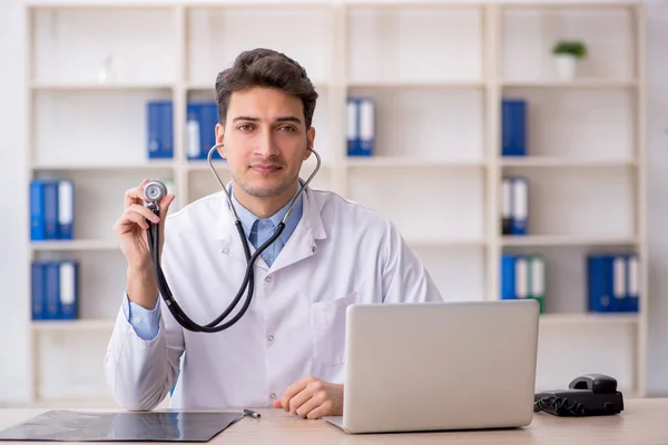 Młody Lekarz Trzymający Stetoskop Klinice — Zdjęcie stockowe