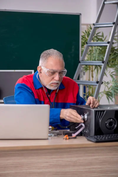 修理教室电脑的老男修理工 — 图库照片