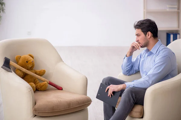 Jonge Psycholoog Ontmoeting Met Speelgoedbeer — Stockfoto