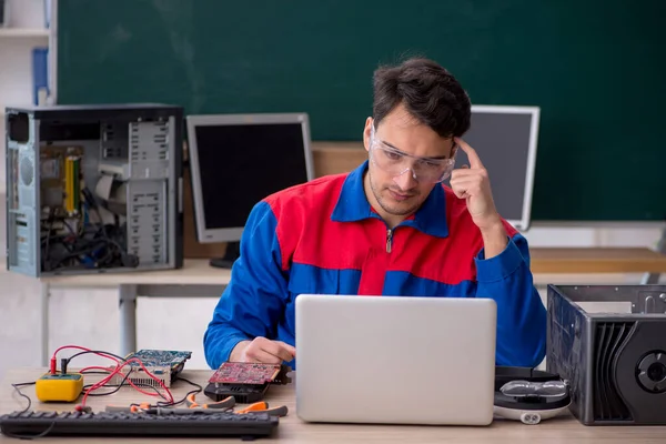 Νέος Επισκευαστής Επισκευάζει Υπολογιστές Στην Τάξη — Φωτογραφία Αρχείου