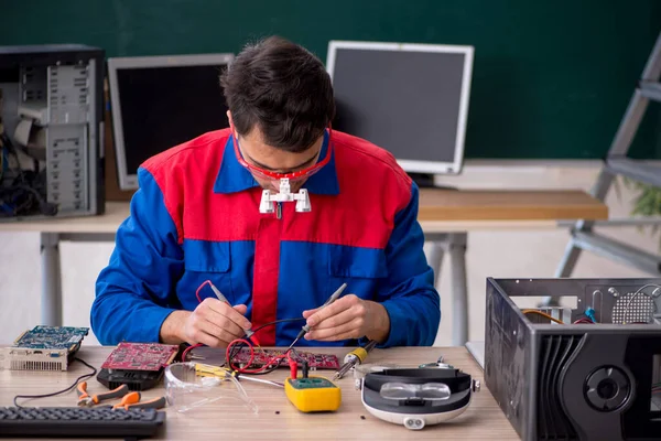 Ung Reparatör Som Reparerar Datorer Klassrummet — Stockfoto