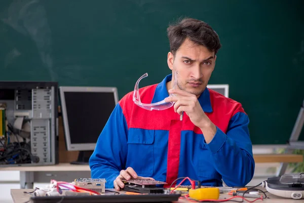 Young Repairman Repairing Computers Classroom — Stock Photo, Image