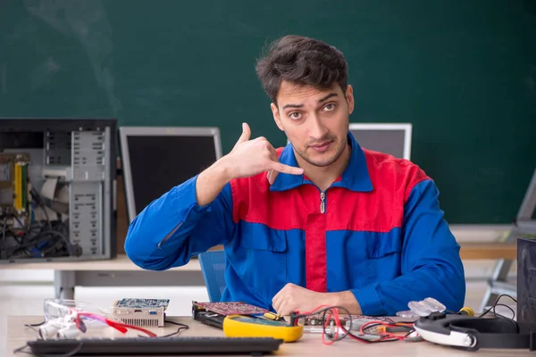 修理教室里计算机的年轻修理工 — 图库照片