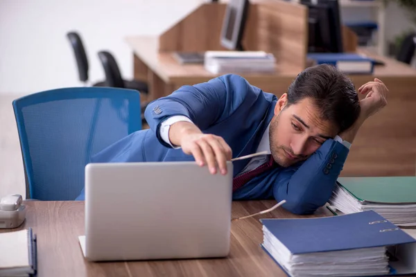 若いビジネスマンは職場での過剰な仕事に不満 — ストック写真
