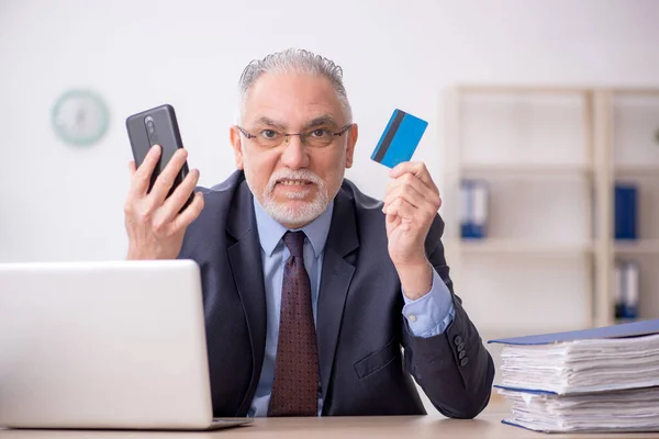 Old Employee Holding Credit Card — Stock Photo, Image