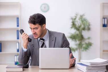 Genç çalışan işyerinde oturuyor.