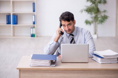 Genç çalışan işyerinde oturuyor.