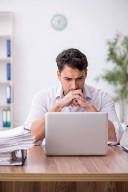 Genç çalışan işyerinde oturuyor.