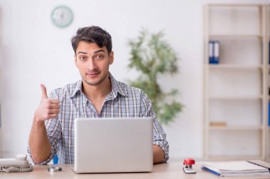 Ofiste çalışan genç bir çalışan.