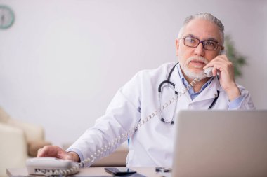 Teletıp konseptinde yaşlı bir doktor.