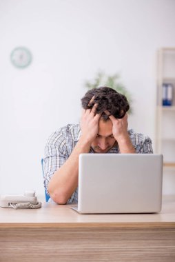 Ofiste çalışan genç bir çalışan.