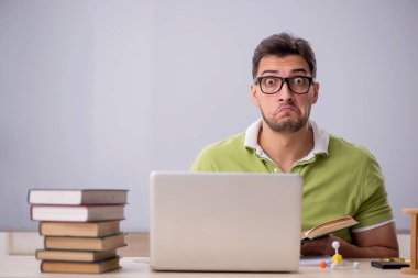 Sınıfta sınava hazırlanan genç bir öğrenci.