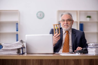 Zaman yönetimi konseptinde eski bir çalışan