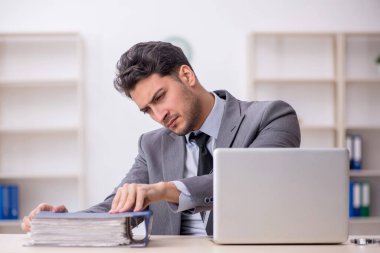 Ofiste çalışan genç bir çalışan.