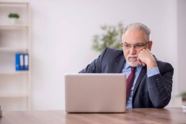 İş yerinde çalışan eski patron.