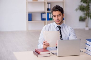 Ofiste çalışan genç bir çalışan.