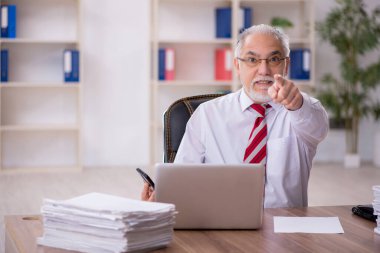 Eski bir işadamı ve ofiste çok fazla iş var.