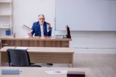 Sınıftaki eski öğretmen.