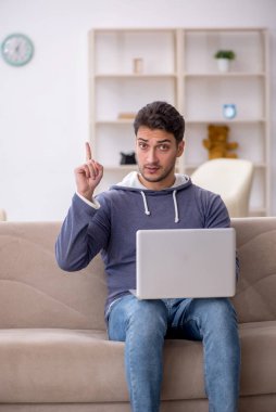 Salgın sırasında evden çalışan genç bir serbest çalışan.