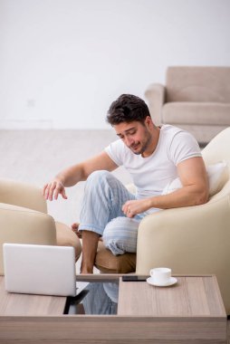 Genç tembel adam güne evde başlıyor.