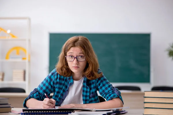 Γυναίκα Φοιτήτρια Που Προετοιμάζεται Για Τις Εξετάσεις Στην Τάξη — Φωτογραφία Αρχείου