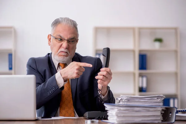 Old Employee Speaking Phone Workplace —  Fotos de Stock