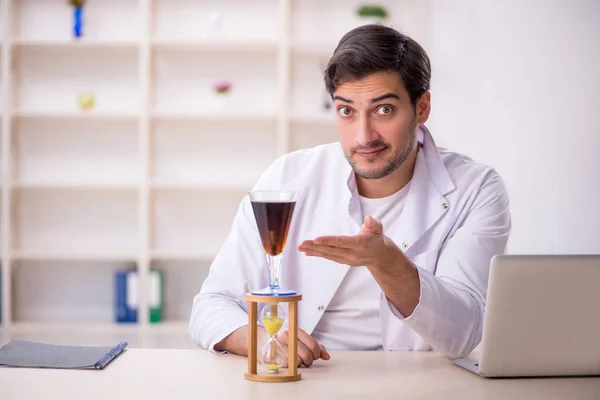 Young Chemist Examining Soft Drink Lab — Stock Photo, Image