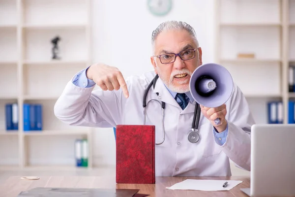 Starý Doktor Drží Megafon Klinice — Stock fotografie