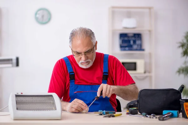 Homem Velho Reparador Reparando Aquecedor Oficina — Fotografia de Stock