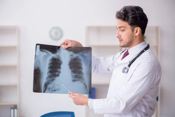 Ung Läkare Radiolog Arbetar Kliniken — Stockfoto