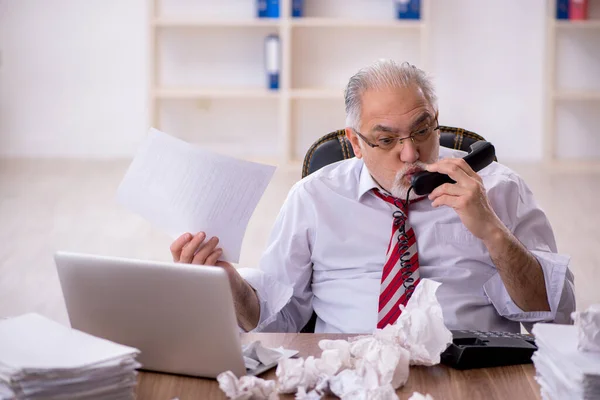 Velho Empresário Empregado Conceito Brainstorming — Fotografia de Stock