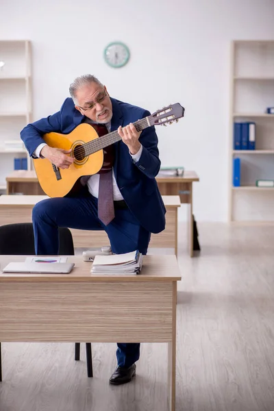 Old Employee Playing Guitar Office — Fotografia de Stock